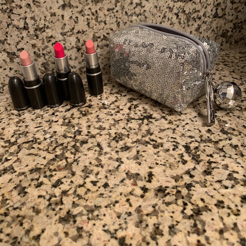 MAC Lipstick set with carry bag